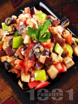 Гръцка салата с печени патладжани, домати, чушки, маслини и каперси - снимка на рецептата